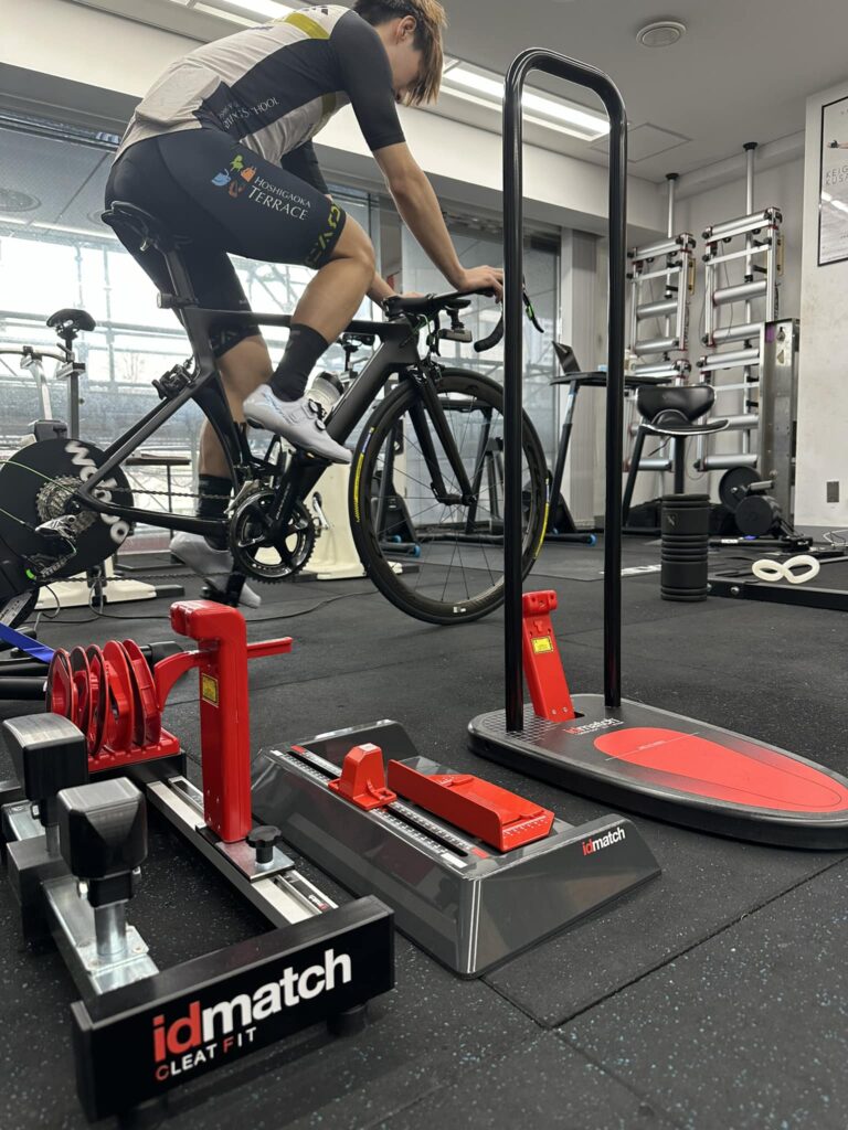 ORCA CYCLING SCHOOLのスタジオにあるidmatchクリートフィッティングの計測機器