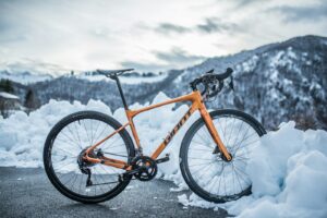 雪の残る道に置かれたロードバイク